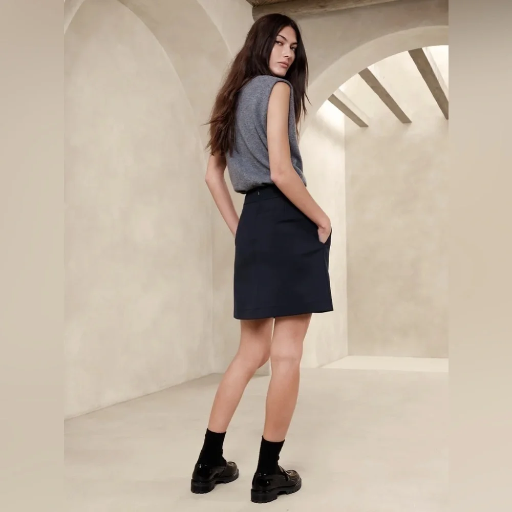 NWT! Banana Republic Navy Blue Trueno Pleated Skirt  - Size 4 🧉